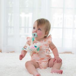 5 أخطاء شائعة في العناية ببشرة الطفل بالشتاء (وتجنّبها يحافظ على راحته)